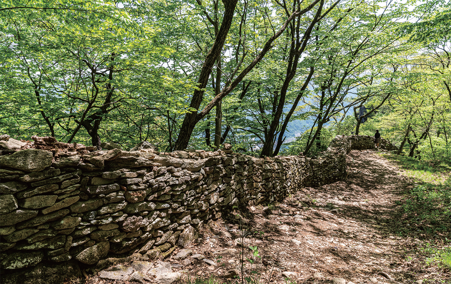 깎아지른 듯한 층암절벽이 사방을 둘러싼 적상산. 정상부에 적상산성과 안국사, 적상산사고지유구가 자리한다