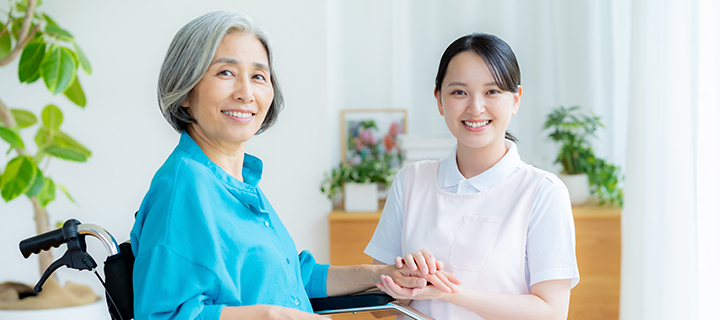 요양사가 노인을 돌보고 있음