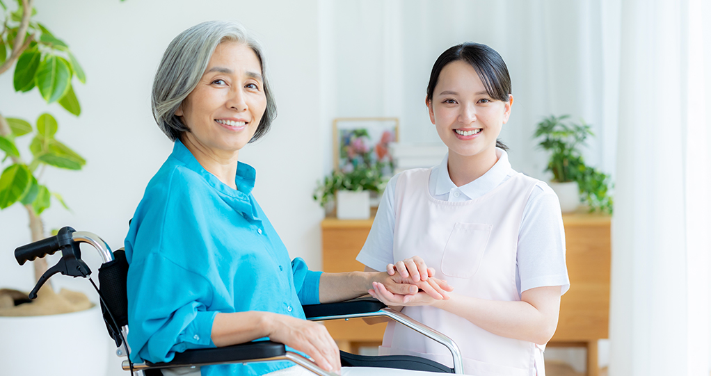 요양사가 노인을 돌보고 있음