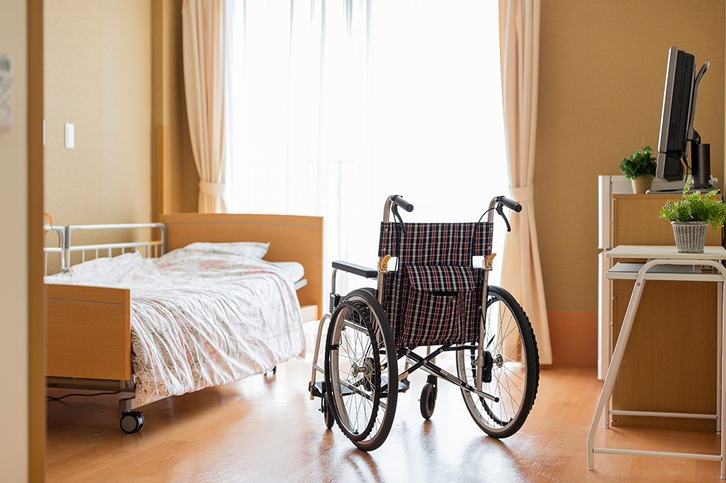 침실의 휠체어 사진