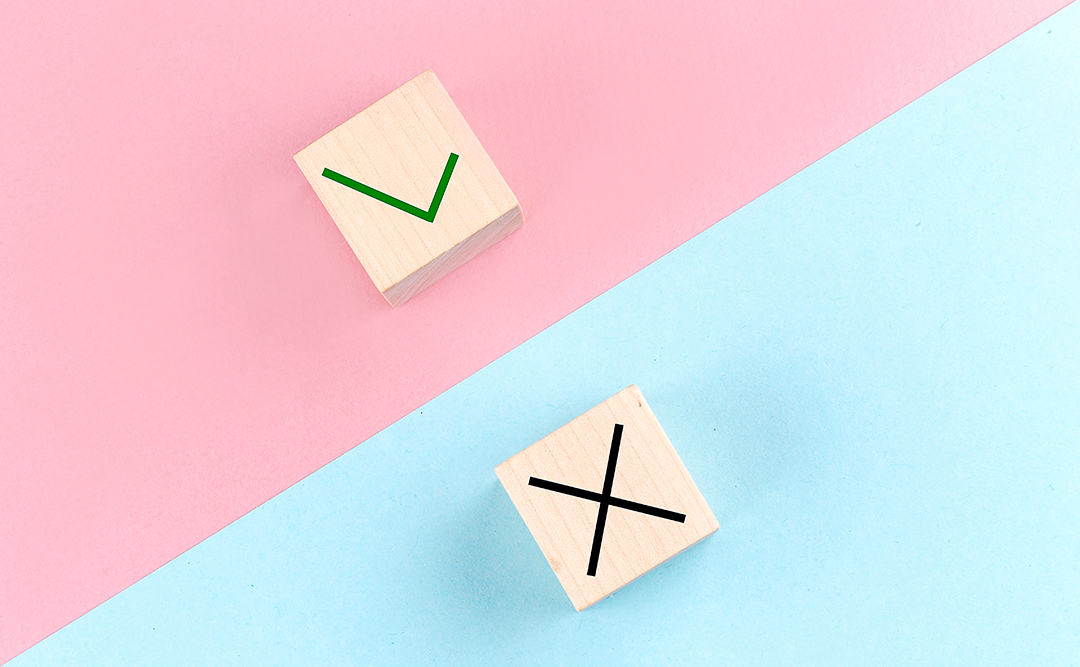 체크와 엑스 표시 나무 블럭 사진