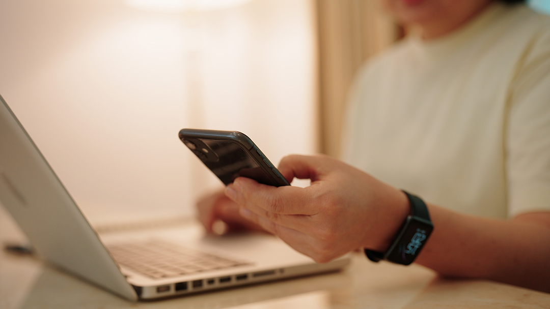 노트북앞에서 핸드폰을 보느 사진