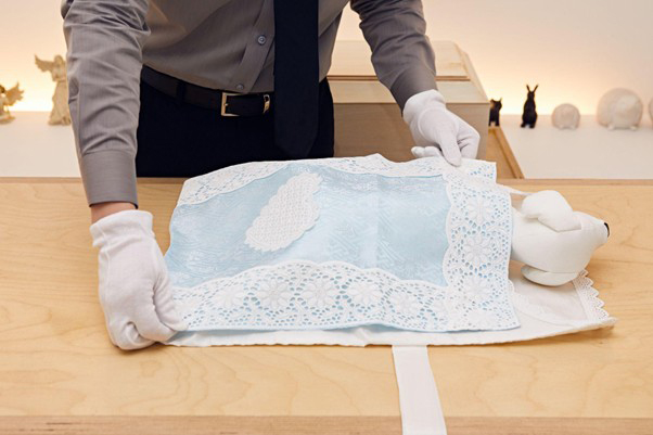 강아지 인형으로 장례를 치르는 모습을 보여주는 사진