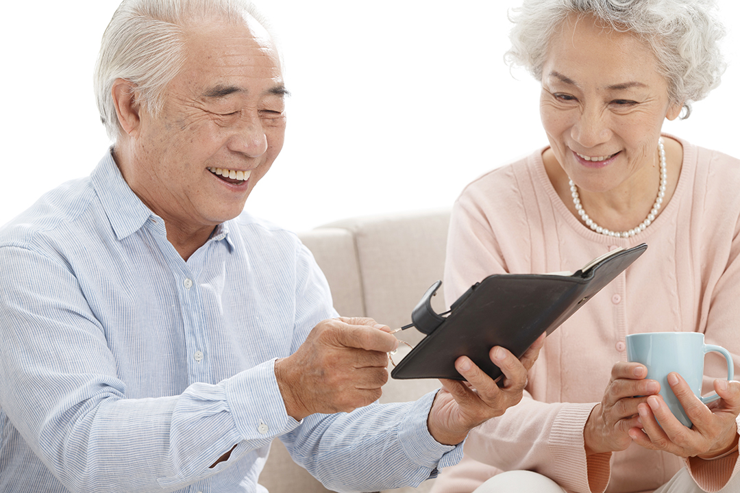 함께 수첩을 보며 웃는 사진