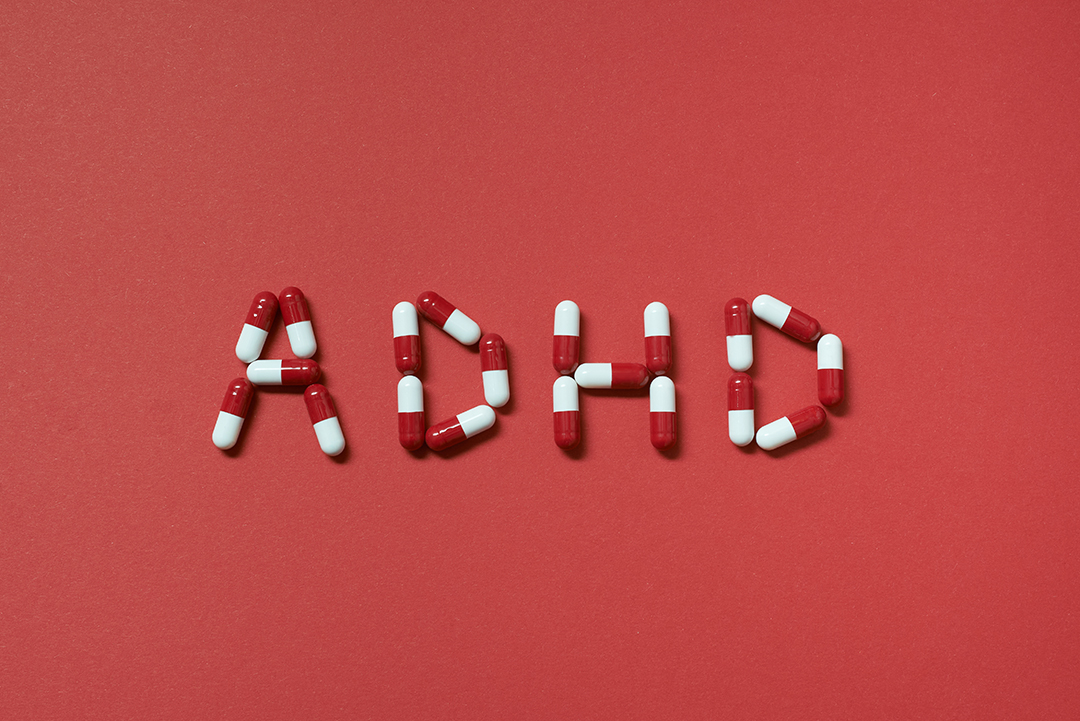 알약으로 ADHD 철자를 표현한 사진