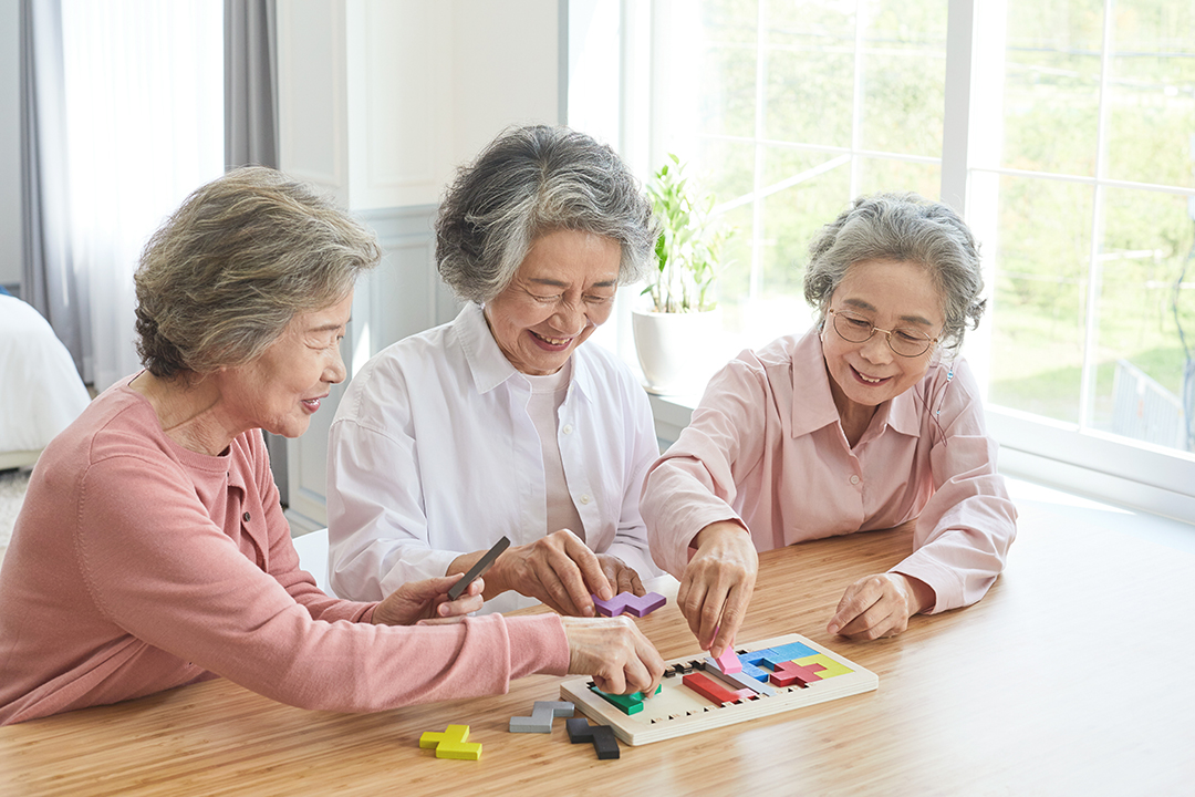함께 퍼즐 게임을 하는 사람들 사진