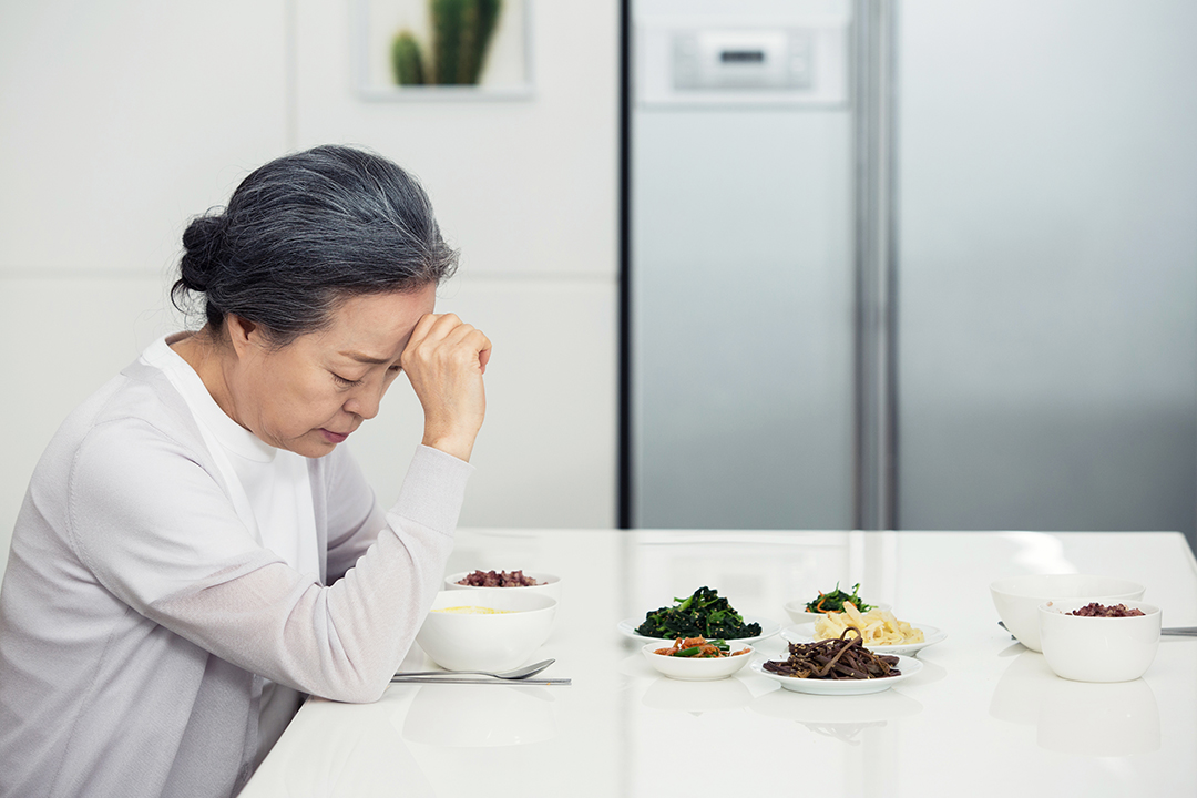 식사 중에 고개숙인 모습
