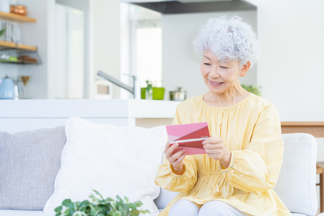소파에 앉아 무언가를 보고 있는 모습