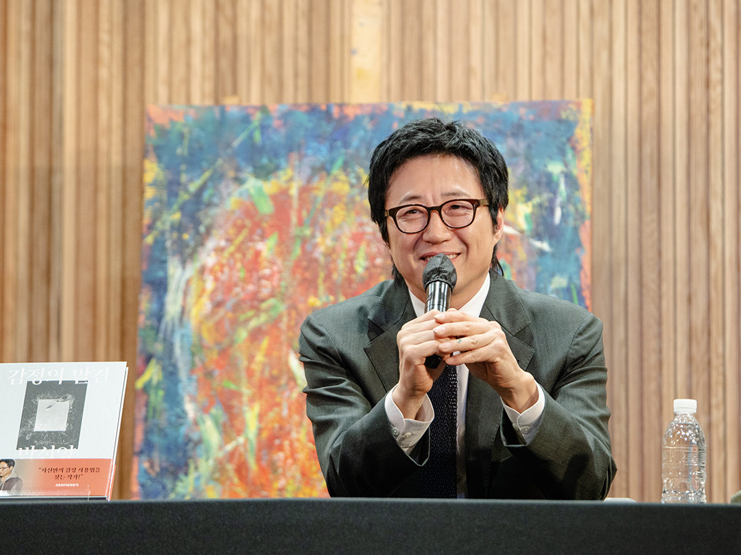 박신양이 기자간담회에서 질문에 답하고 있습니다