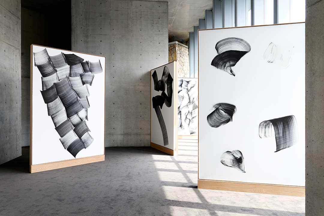 청조갤러리 로비에 설치된 이배 작가의 회화 작품. ＜Brushstroke＞, 2273x1818cm(each) 16ea, Charcoal Ink on Paper, 2026 ⓒ Museum SAN, Photo by Sangtae Kim
