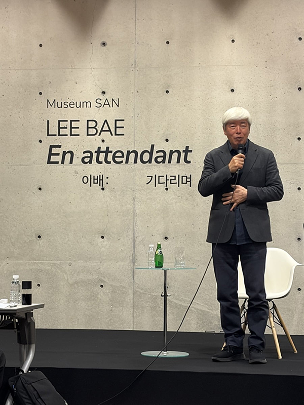 지난 4월 6일 강원도 원주시 뮤지엄 산에서 전시 개최 소회를 밝히는 이배 작가. /강은영