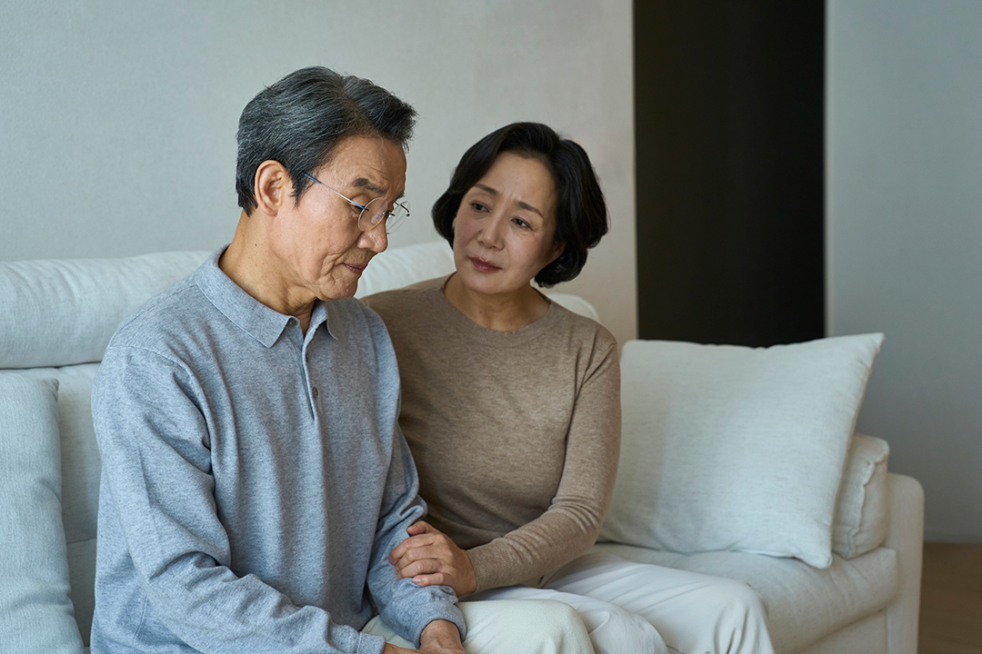 소파에 앉아 있는 두 사람