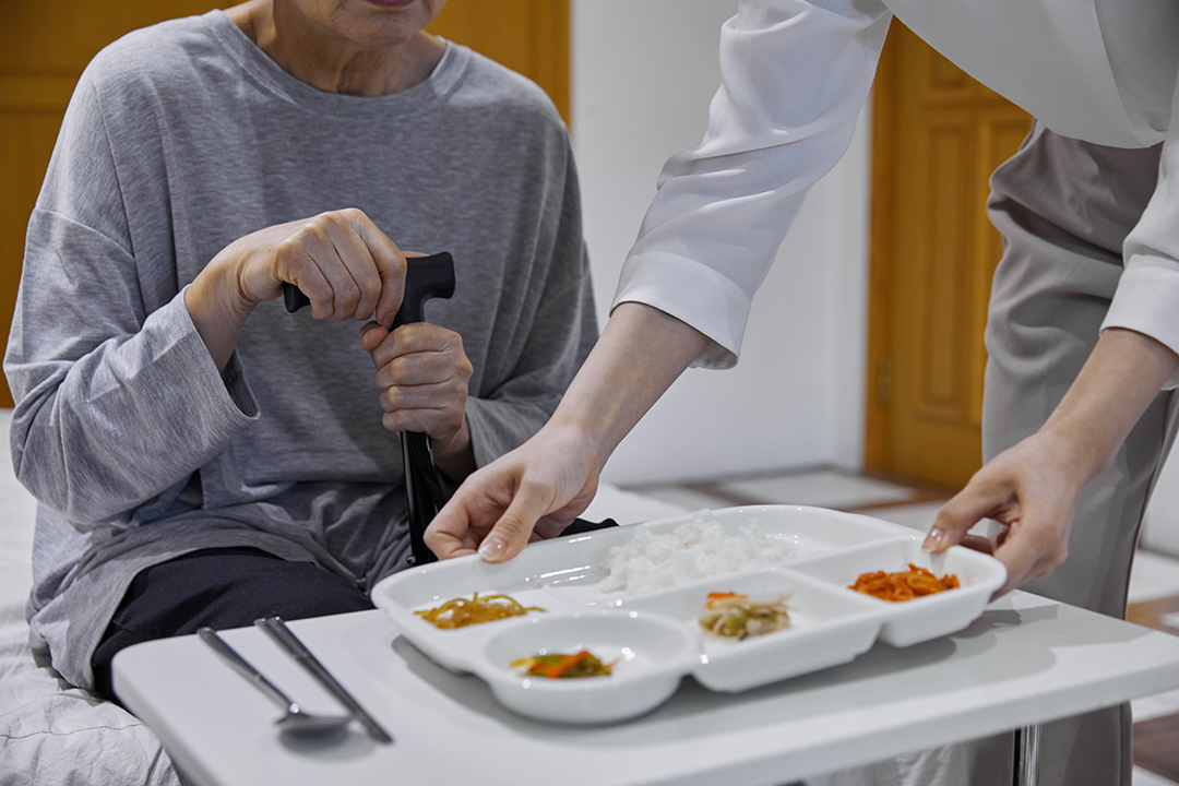 음식을 식판에 담아 제공하는 사진