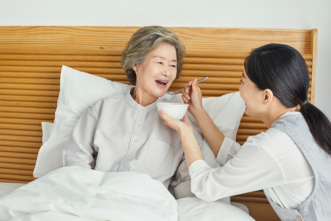 음식을 먹여주고 있는 사진