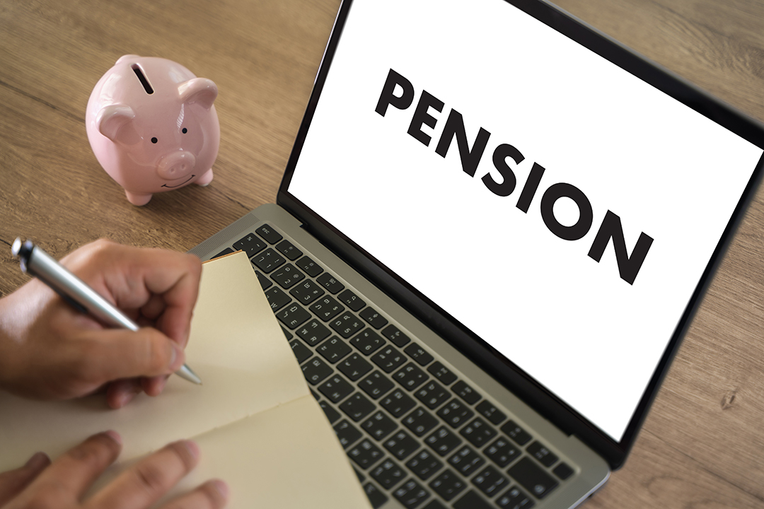 모니터에 PENSION이라고 띄워져 있고 메모 하는 사람